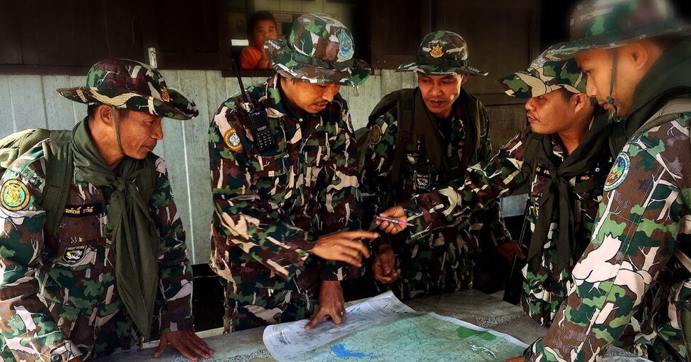 ทหารผู้ดูแลเขตรักษาพันธ์สัตว์ป่า5คน กำลังดูแผนที่